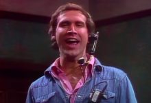 Chevy Chase menyambut pemirsa televisi hingga Sabtu malam