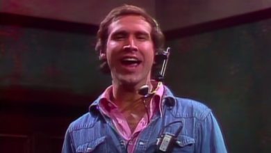 Chevy Chase menyambut pemirsa televisi hingga Sabtu malam