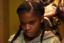 Riri berdiri di depan setelan Ironheart -nya