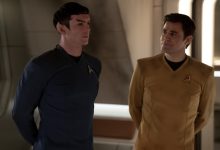 Ethan Peck sebagai Spock berdiri di samping Paul Wesley sebagai Kirk di Star Trek: Strange New Worlds Season 3