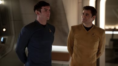 Ethan Peck sebagai Spock berdiri di samping Paul Wesley sebagai Kirk di Star Trek: Strange New Worlds Season 3