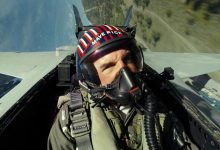 Pete Mitchell mengerutkan kening di dalam kokpit jetnya di Top Gun: Maverick