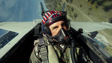 Pete Mitchell mengerutkan kening di dalam kokpit jetnya di Top Gun: Maverick