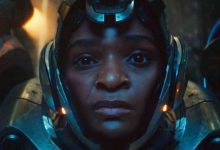 Riri Williams terlihat tertekan dalam setelan Ironheart -nya