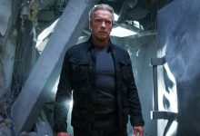Arnold Schwarzenegger sebagai T-800 yang berdiri di lorong yang hancur di Terminator Genisys