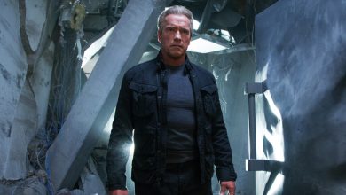 Arnold Schwarzenegger sebagai T-800 yang berdiri di lorong yang hancur di Terminator Genisys