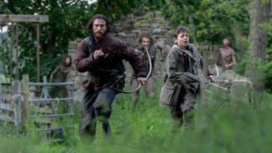 Aaron Taylor-Johnson sebagai Jamie dan Alfie Williams sebagai putranya Spike melarikan diri dari terinfeksi pada 28 tahun kemudian