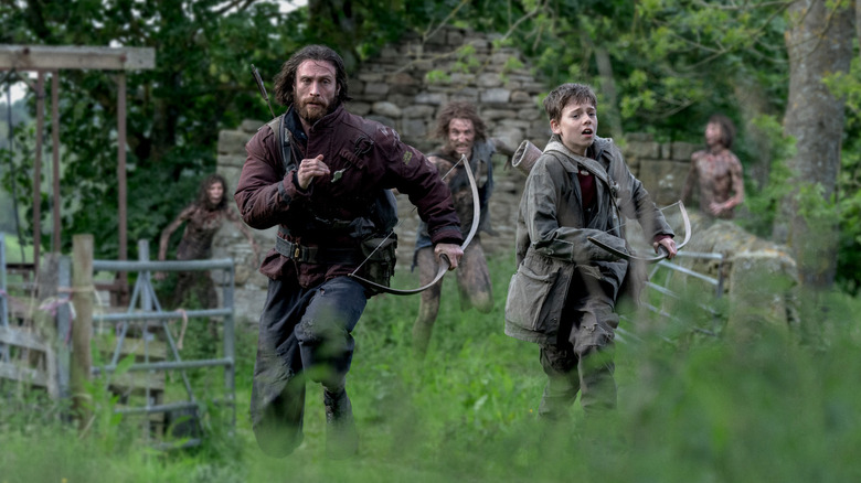 Aaron Taylor-Johnson sebagai Jamie dan Alfie Williams sebagai putranya Spike melarikan diri dari terinfeksi pada 28 tahun kemudian