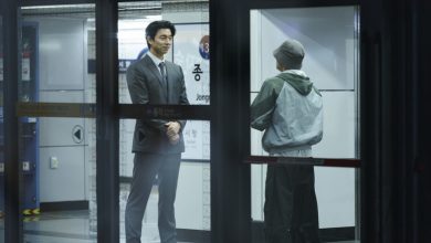 Perekrut yang berbicara dengan seseorang di kereta bawah tanah di game cumi -cumi