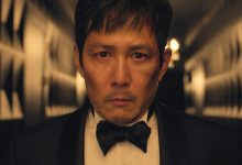 Lee Jung-jae sebagai Seong gi-hun mengenakan tuksedo di game cumi-cumi