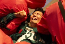 Gi-hun diseret oleh penjaga di Squid Game Season 3