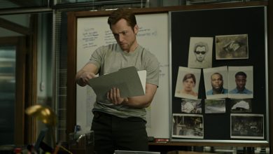 Dave Gudsen memegang folder yang menyelidiki bukti untuk pembakaran yang dia perburuan asap