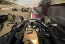 Mobil APXGP berlomba melawan mobil lain di dekat dinding di F1