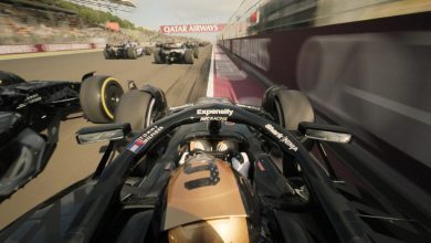 Mobil APXGP berlomba melawan mobil lain di dekat dinding di F1