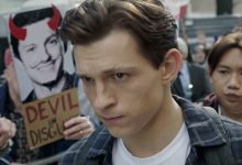 Tom Holland saat Peter Parker berjalan di depan kerumunan yang marah di Spider-Man: No Way Home