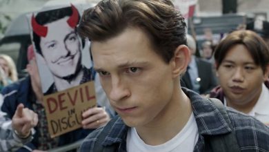Tom Holland saat Peter Parker berjalan di depan kerumunan yang marah di Spider-Man: No Way Home