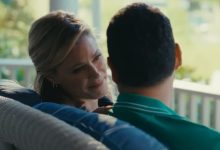 Virginia (Julie Bowen) tersenyum di Happy (Adam Sandler) di teras di Happy Gilmore 2