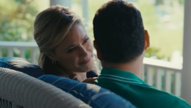Virginia (Julie Bowen) tersenyum di Happy (Adam Sandler) di teras di Happy Gilmore 2