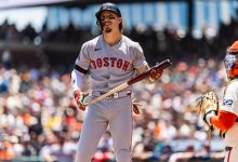 Jarren Duran bermain baseball.
