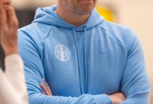 Manajer Umum Chicago Sky Jeff Pagliocca melakukan percakapan dengan manajemen setelah latihan tim WNBA pada 15 Mei 2025 di Deerfield, IL.