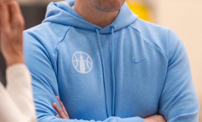 Manajer Umum Chicago Sky Jeff Pagliocca melakukan percakapan dengan manajemen setelah latihan tim WNBA pada 15 Mei 2025 di Deerfield, IL.