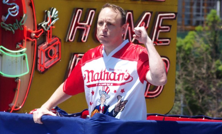 Joey Chestnut di Kontes Hot Dog Nathan