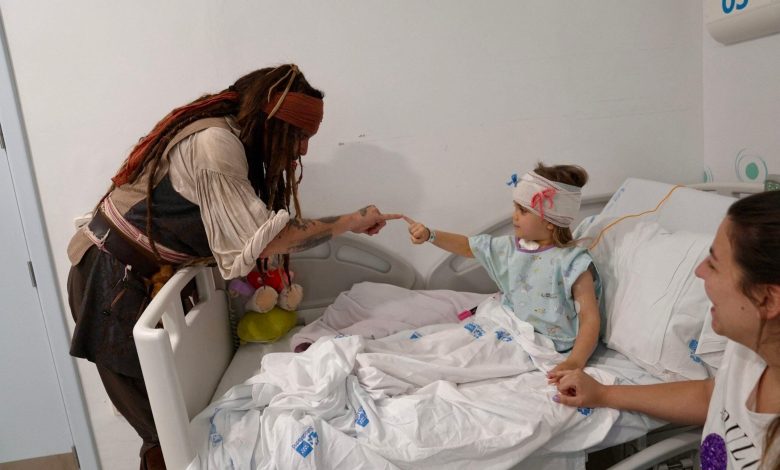 Aktor Johnny Depp mengunjungi pasien di Nino Jesús Public Children's Hospital