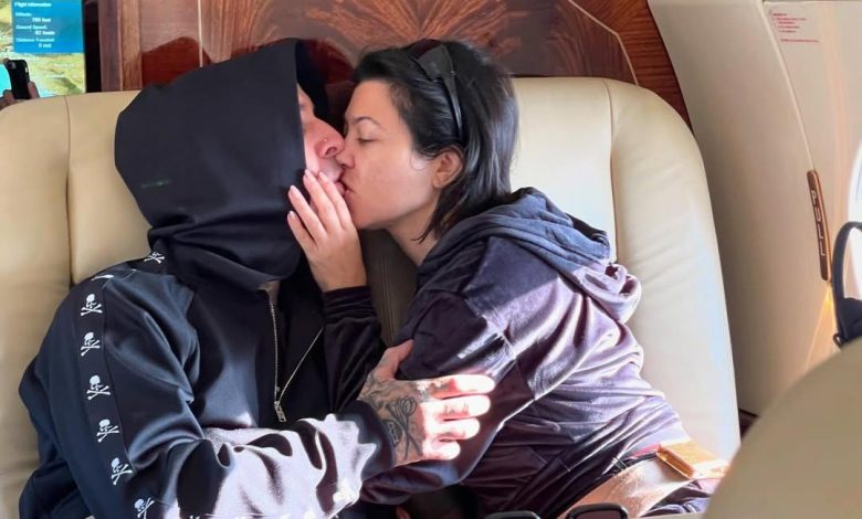 Kourtney Kardashian dan Travis Barker Kissing