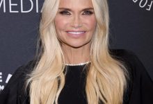 Kristin Chenoweth berpose di karpet merah.