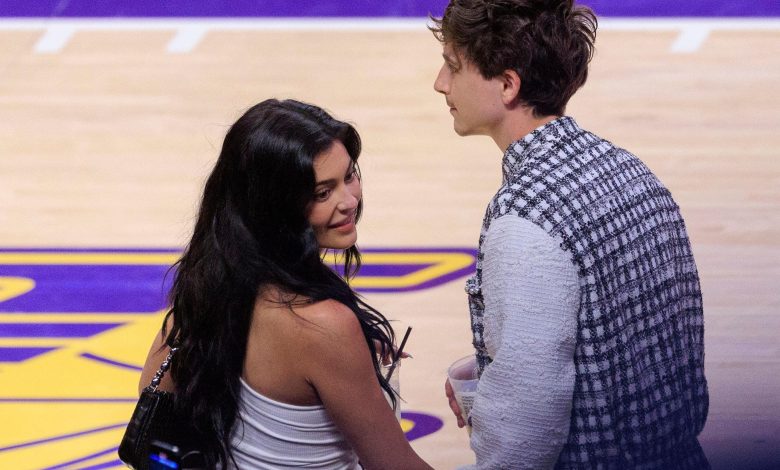 Timothee Chalamet dan Kylie Jenner di Lakers Game