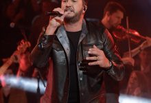Luke Bryan tampil di CMA Awards