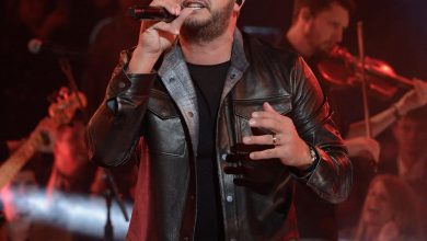 Luke Bryan tampil di CMA Awards
