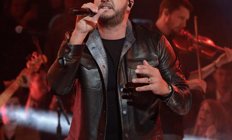 Luke Bryan tampil di CMA Awards