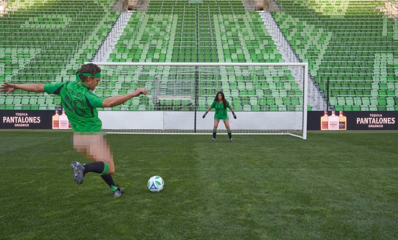 Matthew dan Camila McConaughey di lapangan sepak bola