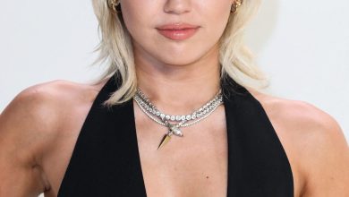 Miley Cyrus dengan rambut pirang