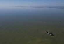 Gambar udara dari kapal penelitian mendekati pulau baru di bagian utara Laut Kaspia.