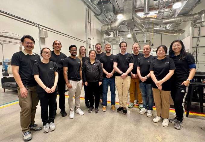 Tim lab Novoloop berdiri di fasilitasnya.