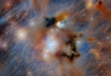 Cloud Dark Chamaeleon I yang tidak menyenangkan, daerah pembentuk bintang terdekat, ditangkap dalam gambar ini yang diambil dengan Departemen Kamera Energi Dark Fabricated 570-megapiksel yang dipasang di Yayasan Sains Nasional AS Víctor M. Blanco Teleskop 4-meter di Cerro Tololo Inter-American Observatory, program NSF NOSF.