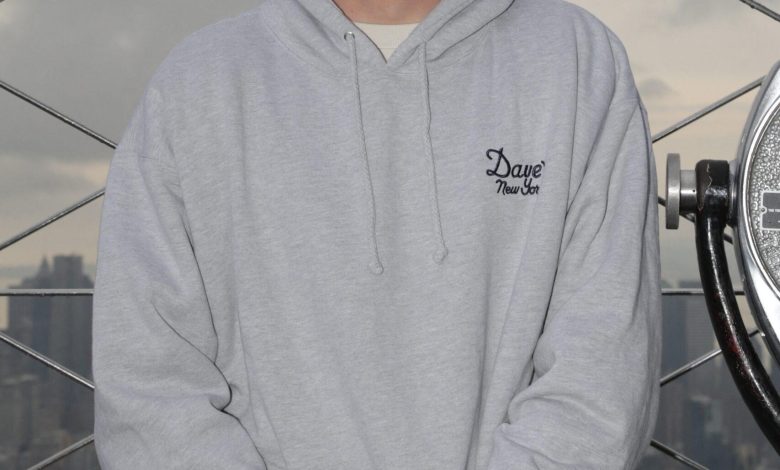 Pete Davidson di kacamata hitam