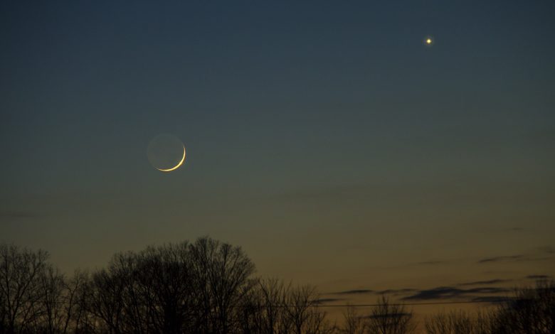 Dua konjungsi yang menakjubkan akan menerangi langit malam bulan ini. Inilah cara melihat Mars dan merkuri 'mencium' bulan