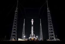 Foto roket SpaceX Falcon9 di lokasi peluncurannya di malam hari