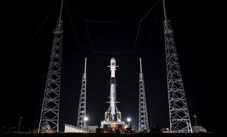 Foto roket SpaceX Falcon9 di lokasi peluncurannya di malam hari