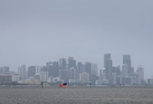 Foto cakrawala Miami yang dikelilingi oleh langit yang kabur