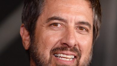 Ray Romano tersenyum
