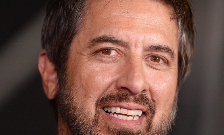 Ray Romano tersenyum