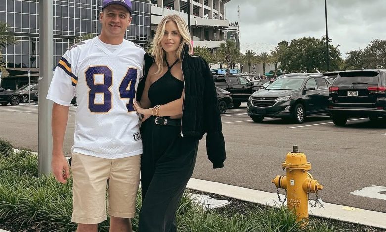 Kayla Reid dan Ryan Lochte berpose di depan stadion sepak bola.
