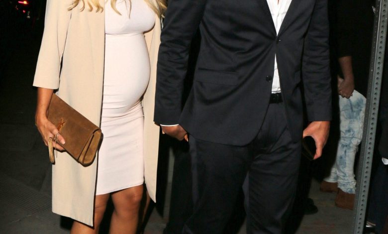 Ryan Lochte dan tunangan Kayla Rae Reid terlihat tiba di pesta hotel impian untuk pembukaan Tao di Hollywood.