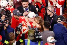 Travis Kelce dan Taylor Swift merayakan kemenangan Chiefs