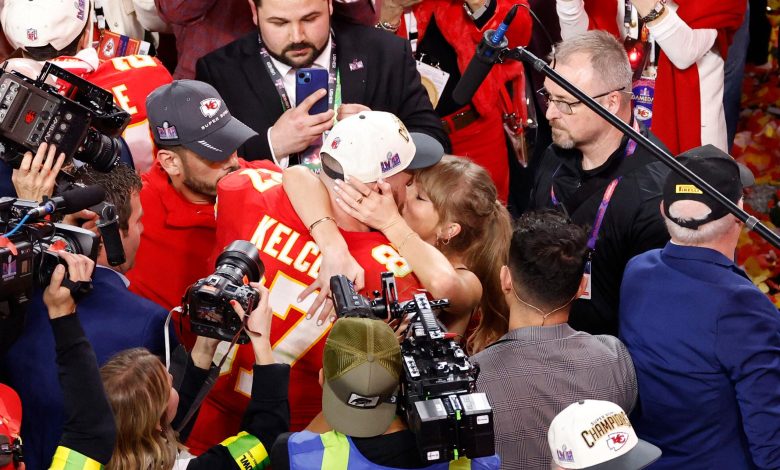 Travis Kelce dan Taylor Swift merayakan kemenangan Chiefs