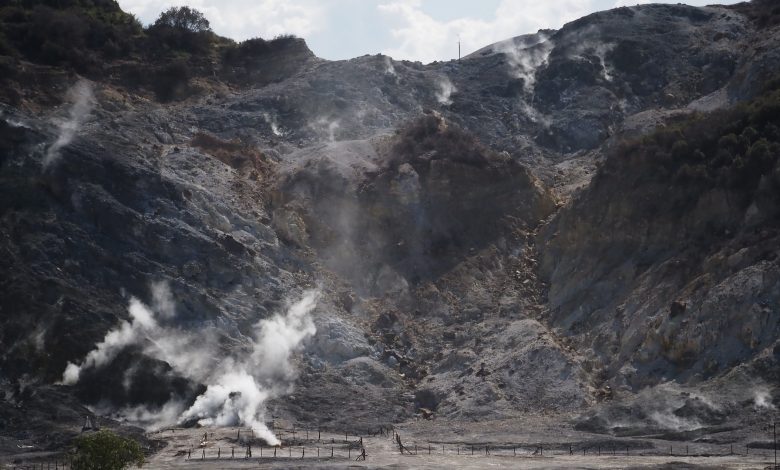 Lapisan tersembunyi di bawah Campi Flegrei Caldera Italia dapat menjelaskan mengapa itu begitu gelisah